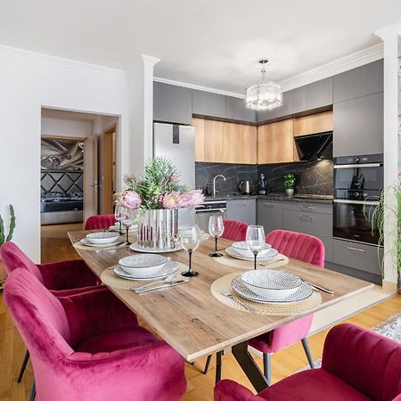 Penthouse Three Bedrooms, Three Balconies Apartment With Free Parking In Kiraly Street Boedapest Buitenkant foto