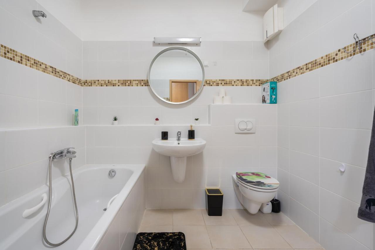 Penthouse Three Bedrooms, Three Balconies Apartment With Free Parking In Kiraly Street Boedapest Buitenkant foto
