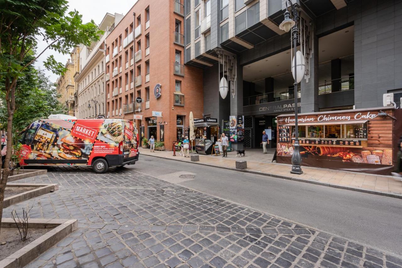 Penthouse Three Bedrooms, Three Balconies Apartment With Free Parking In Kiraly Street Boedapest Buitenkant foto