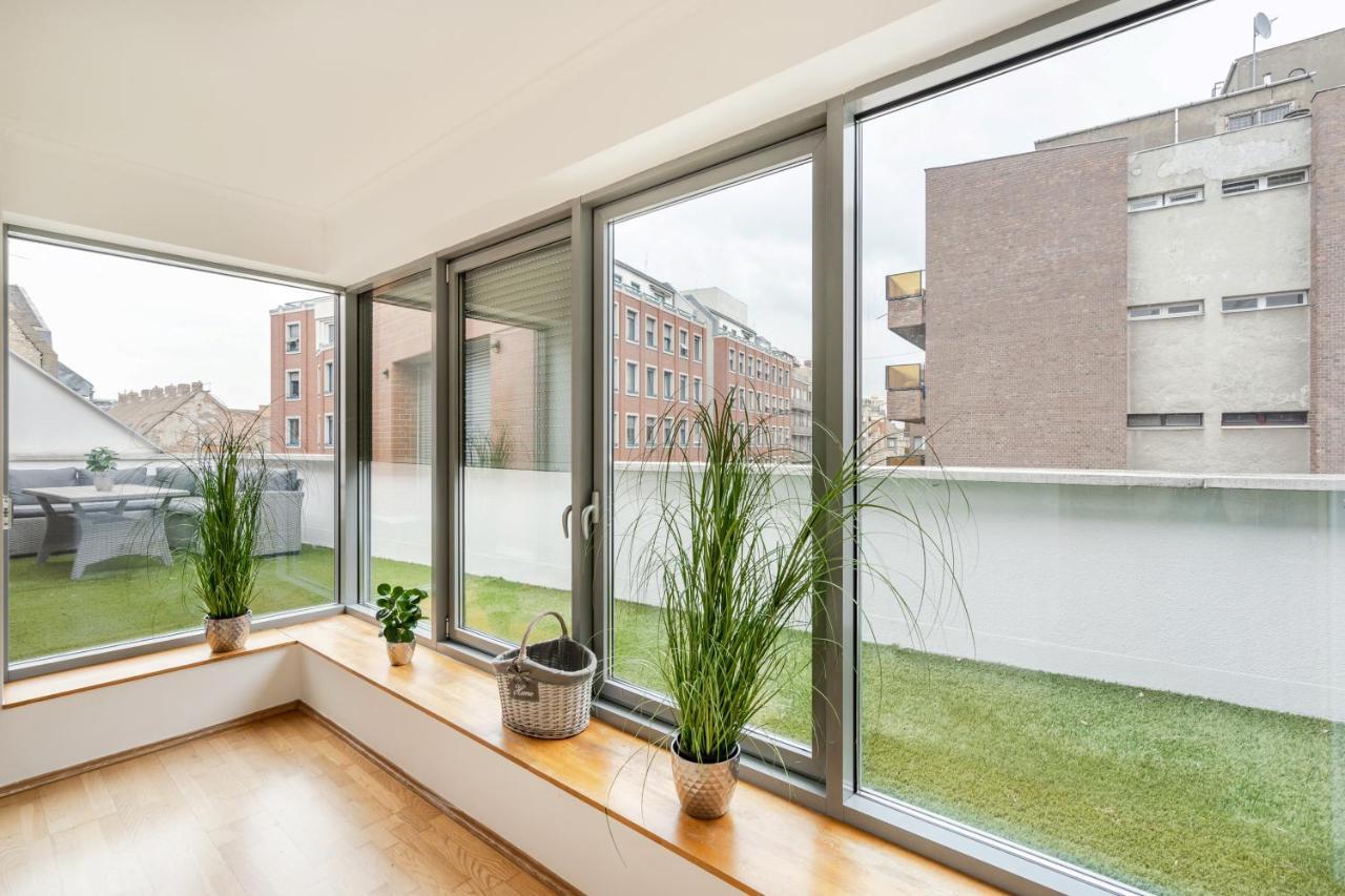 Penthouse Three Bedrooms, Three Balconies Apartment With Free Parking In Kiraly Street Boedapest Buitenkant foto