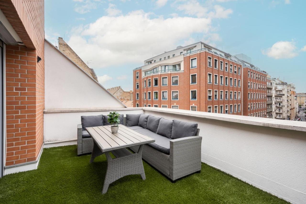 Penthouse Three Bedrooms, Three Balconies Apartment With Free Parking In Kiraly Street Boedapest Buitenkant foto
