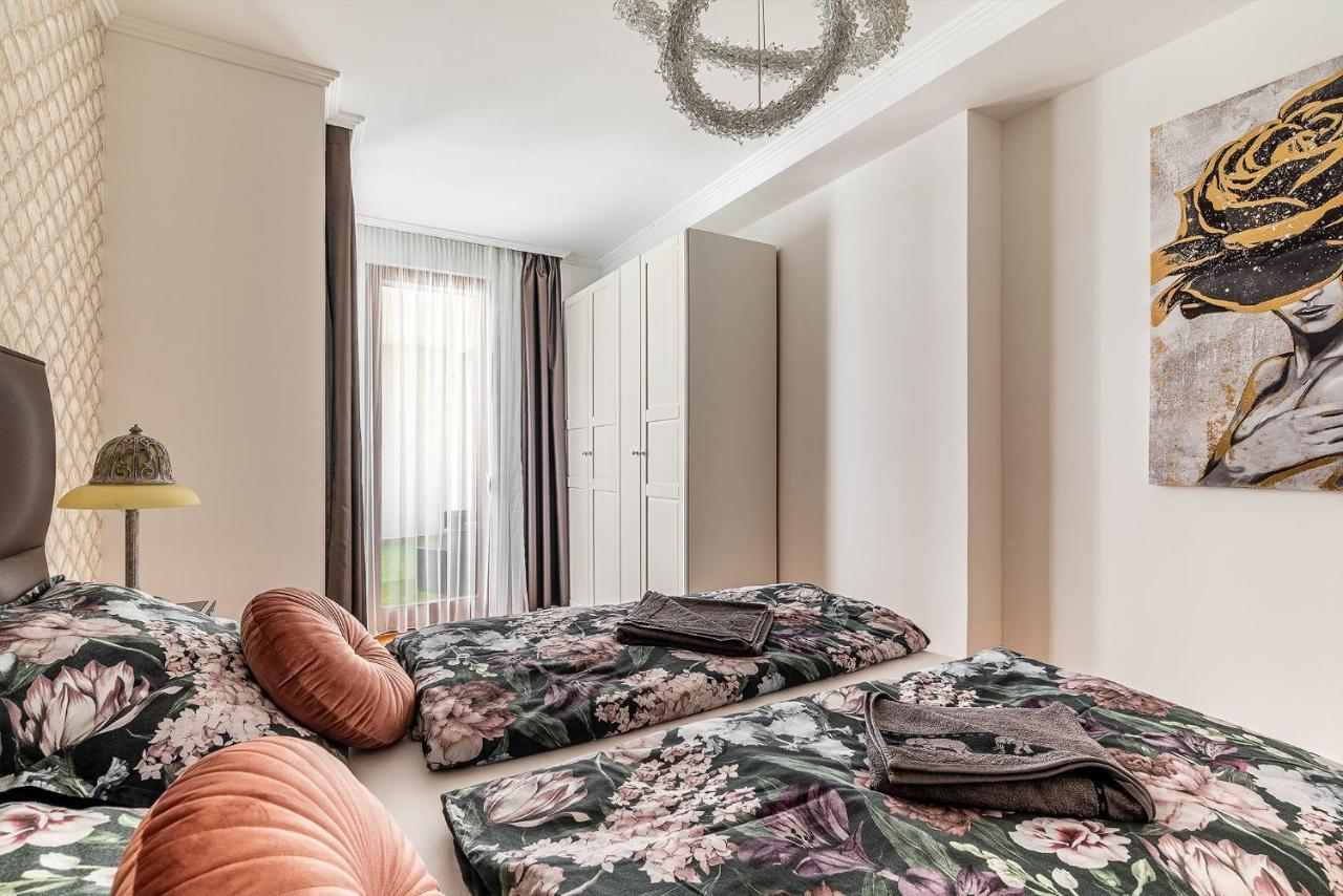 Penthouse Three Bedrooms, Three Balconies Apartment With Free Parking In Kiraly Street Boedapest Buitenkant foto