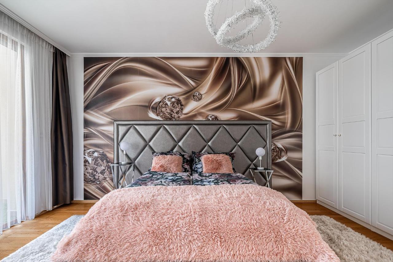 Penthouse Three Bedrooms, Three Balconies Apartment With Free Parking In Kiraly Street Boedapest Buitenkant foto