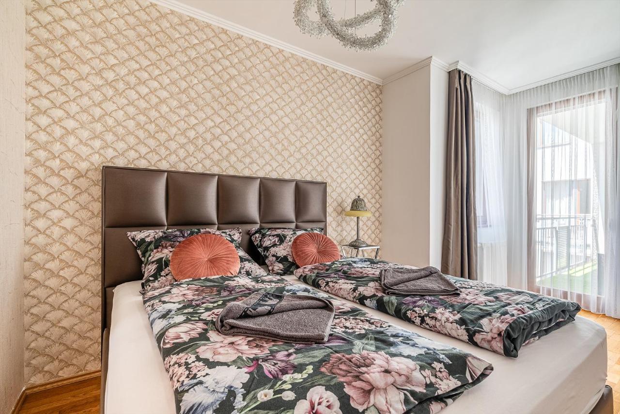 Penthouse Three Bedrooms, Three Balconies Apartment With Free Parking In Kiraly Street Boedapest Buitenkant foto